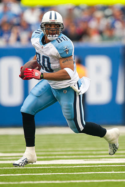 Bo Scaife #80 running with the ball in Tennessee Titans uniform